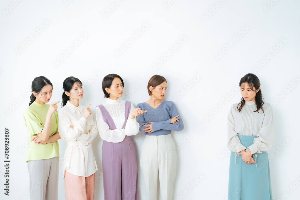 仲間はずれにする女性グループ