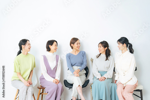 会議するミドル女性のグループ