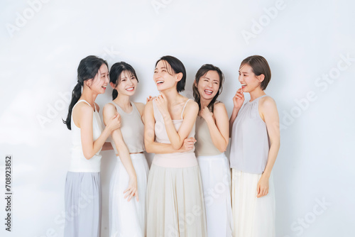 ナチュラルカラーの衣装を着たミドル女性グループの美容イメージ スキンケア コスメ