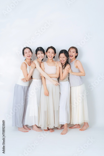 ナチュラルカラーの衣装を着たミドル女性グループの美容イメージ スキンケア コスメ