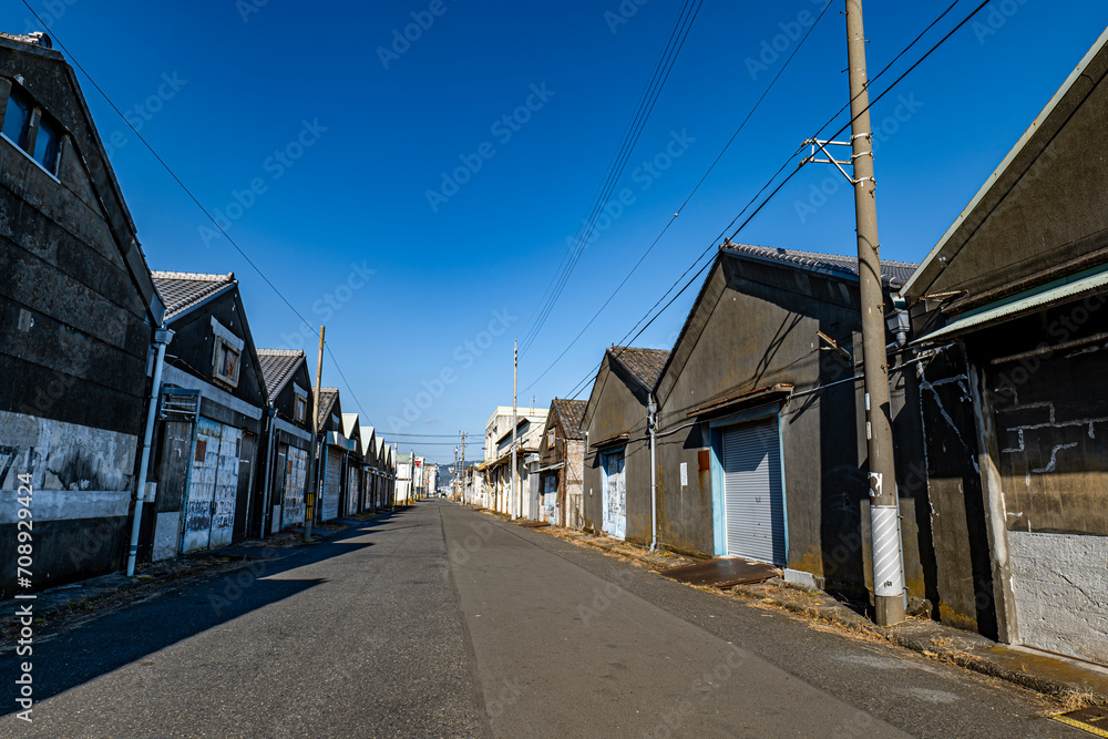 レトロな倉庫が並ぶ道
レトロな倉庫が並ぶ道
