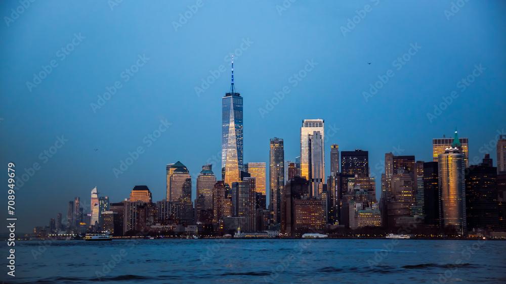 Obraz premium View of Manhattan from Hudson bay at twilight, New York City, USA