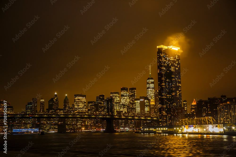 Obraz premium View of Manhattan with Brooklyn bride by night, New York City, USA