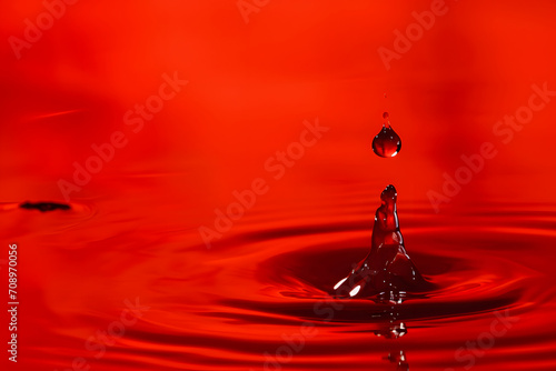 Leidenschaftliches Rot: Dynamische Wassertropfen in feuriger Intensität photo