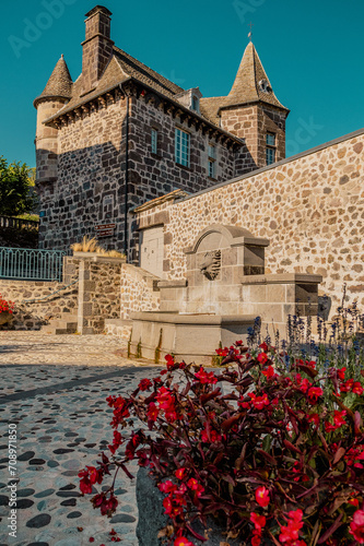 Vic-sur-Cère_Place du village_1