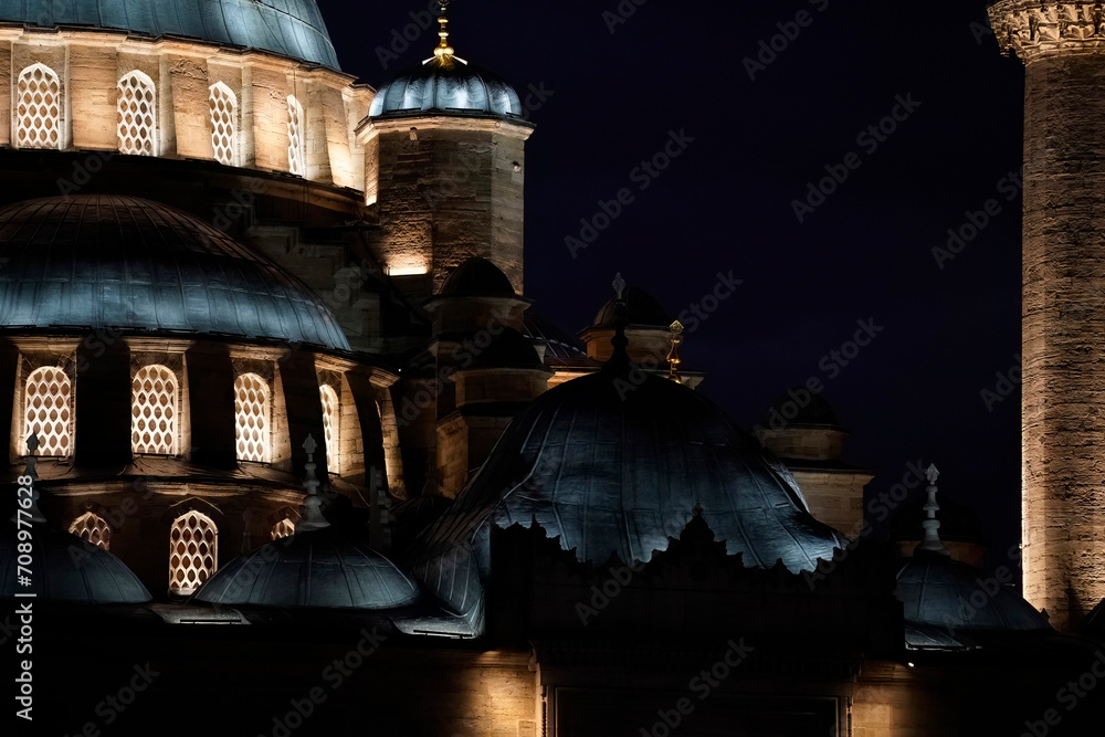 Naklejka premium Eminonu yeni cami new mosque in istanbul turkey night view