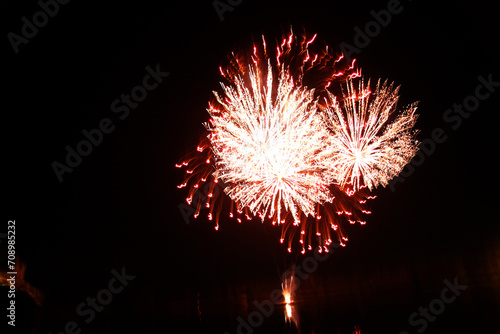 Sztuczne ognie na nocnym niebie - Fajerwerki - Celebracja