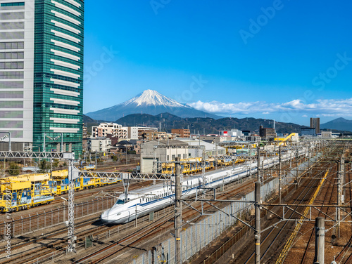 静岡県静岡市にあるJR東静岡駅から新幹線と富士山の眺望