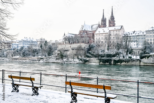 Basel, Rhein, Rheinufer, Uferweg, Parkbank, Münster, Kirche, Kleinbasel, Grossbasel, Basel-Stadt, Münster, Pfalz, Altstadt, Altstadthäuser, Winter, Schnee, Schneedecke, Morgenstimmung, Schweiz photo