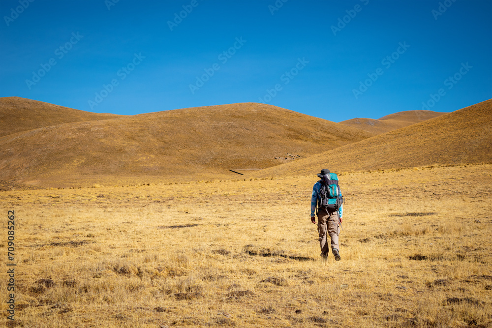 Mochilero haciendo trekking por las altas montañas de Jujuy, Argentina