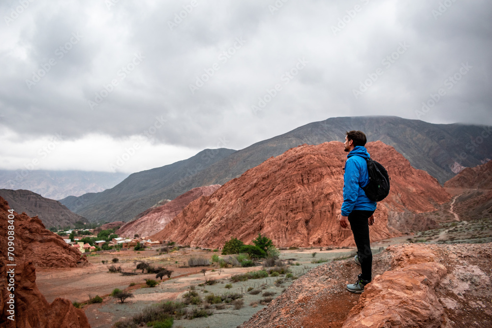 Turista parado en mirador de montaña en las cercanías de Purmamarca, Provincia de Jujuy	