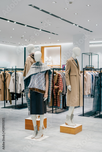 Obraz na płótnie clothes store in shopping mall w salonie