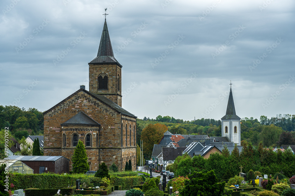 Die evangelische und die katholische Kirche in Wülfrath-Düssel Die evangelische und die katholische Kirche in Wülfrath-Düssel