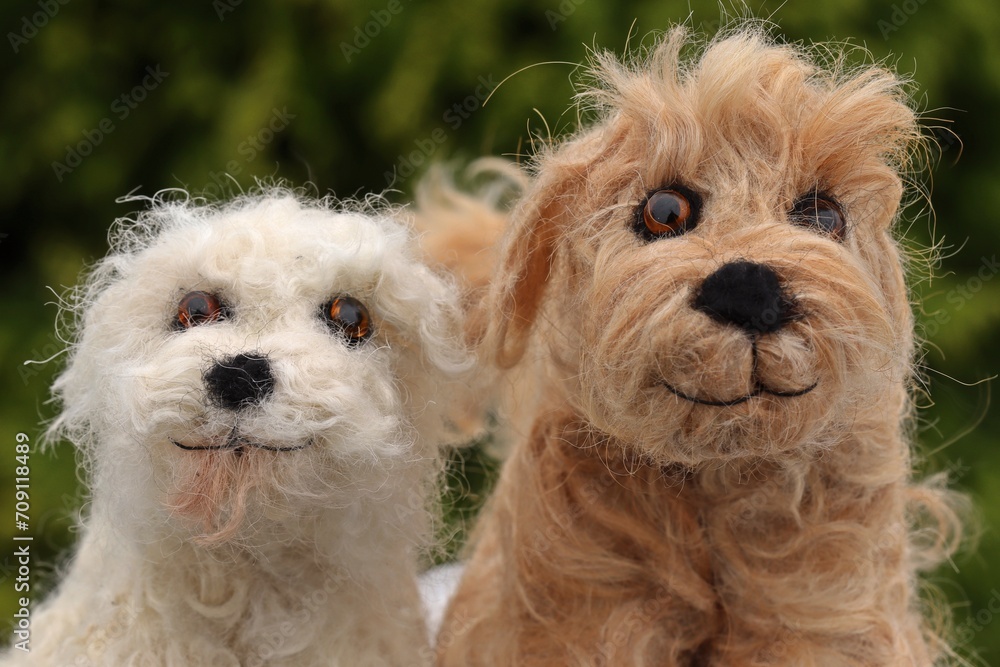 Zwei nadelgefilzte Goldendoodle aus Hundehaaren im Schnee. Zwei nadelgefilzte Goldendoodle aus Hundehaaren im Schnee.