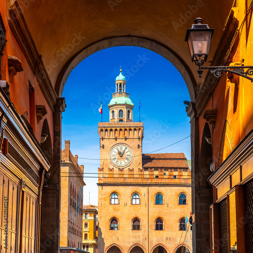 Obraz na płótnie View of the city of Bologna. A city of long street galleries and leaning medieval towers. Italy w salonie