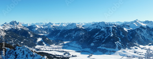 Blick ins Tannheimer Tal im Winter mit Berge