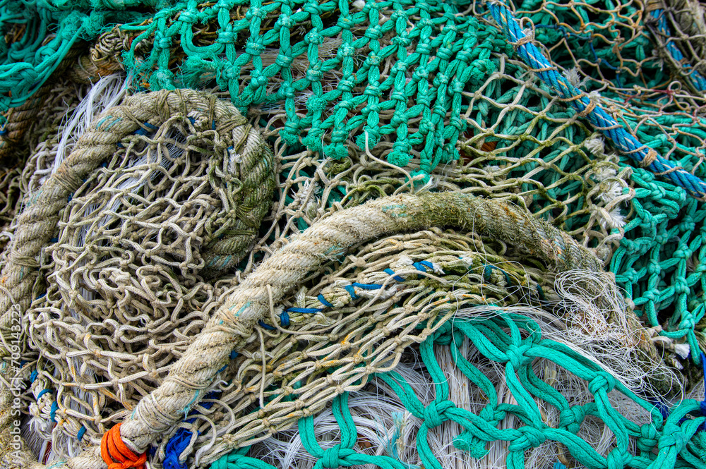 Alte Fischernetze auf dem Müll verschiedene Strukturen, Knoten und Materialien Alte Fischernetze auf dem Müll verschiedene Strukturen, Knoten und Materialien