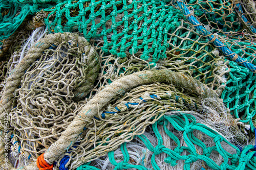 Alte Fischernetze auf dem Müll verschiedene Strukturen, Knoten und Materialien