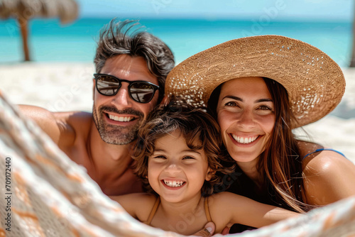Selfi familiar de una familia con niños disfrutando de sus vacaciones de verano en una playa paradisíaca en el Caribe, día soleado, agua cristalina  © Julio