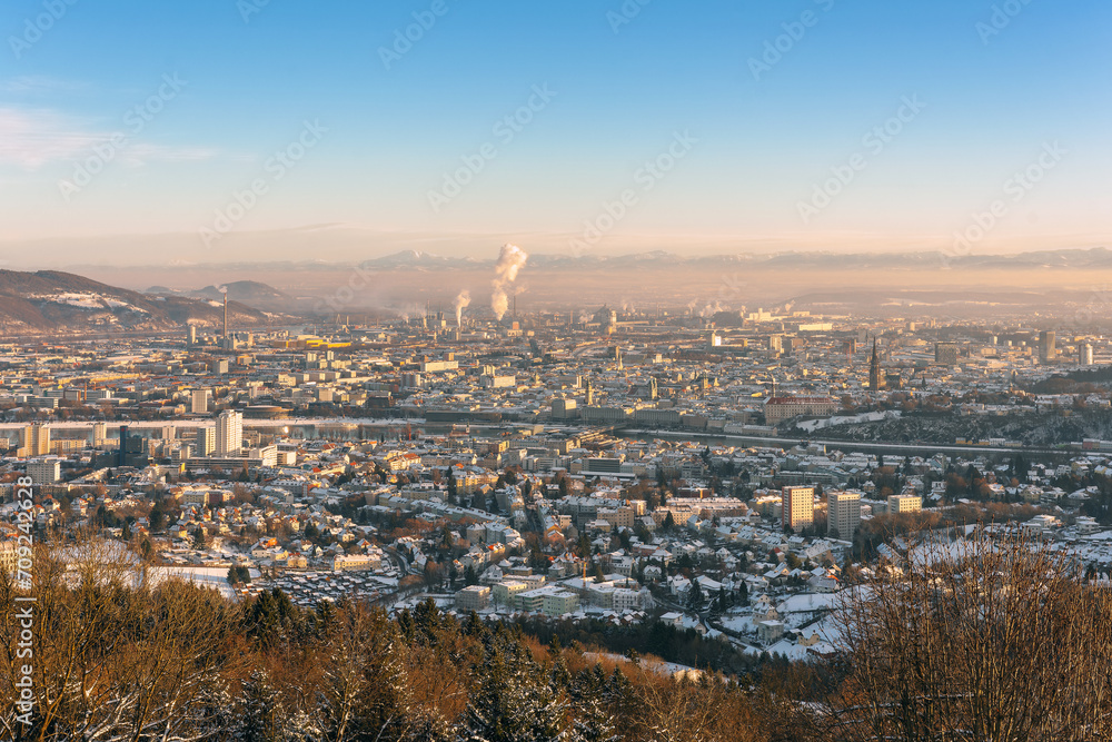 Hauptstadt Linz im Winter schneebedeckt