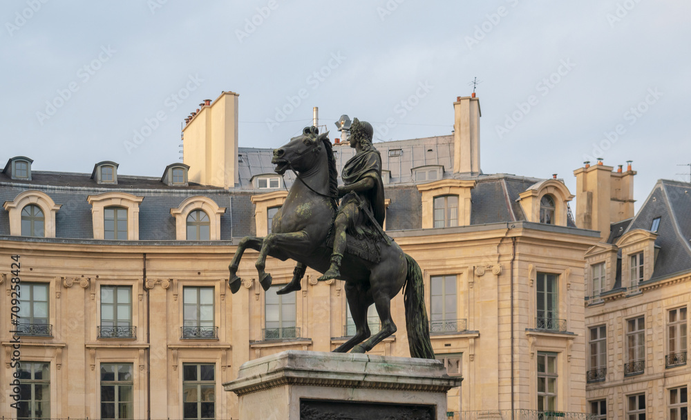 Naklejka premium La place des Victoires avec la statue équestre de Louis XIV, Paris, France