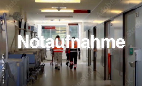 Notfaufnahme Schriftzug, im Hintergrund ein Gang im Krankenhaus mit Betten, Lichtern und einen Team aus Notfallsanitätern und einem Notarzt sowie einer Patientenliege, Notfall, Ambulanz, Klinikum