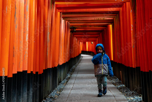 Mädchen besucht den Fushimi Inari Taisha Torii Schrein der tausend Torii in Kyoto im Japan Urlaub