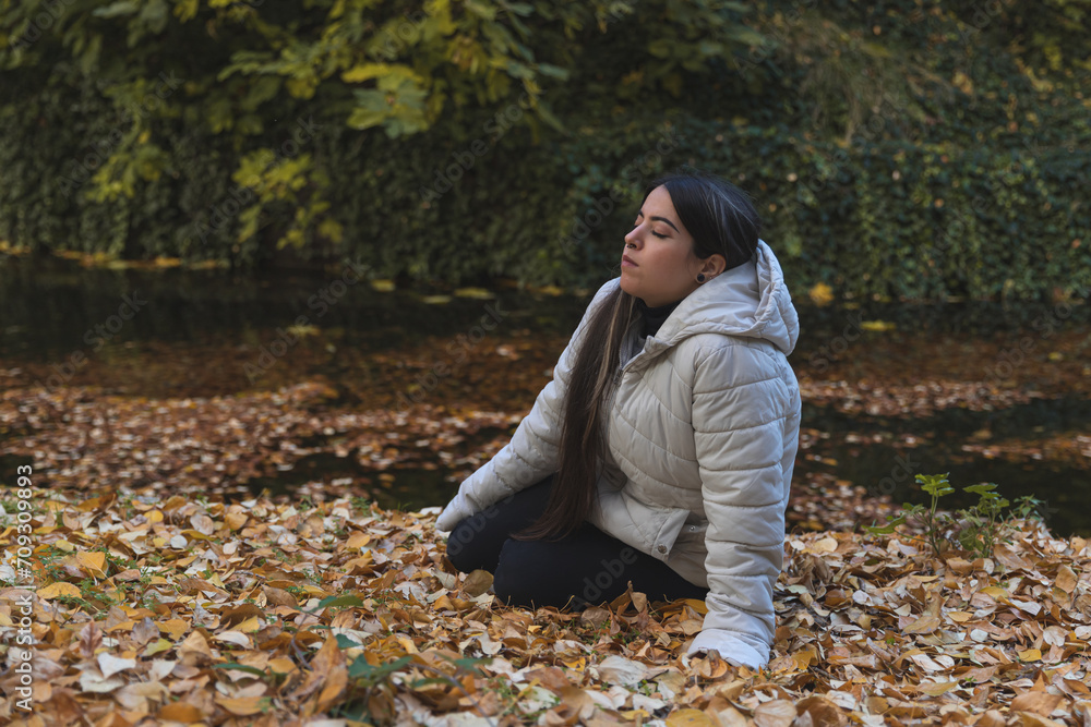 Joven atractiva Soñando con el amor en un otoño de ensueño