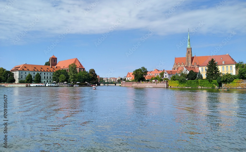 Obraz premium View of the Odra river and Ostrów Tumski in Wrocław