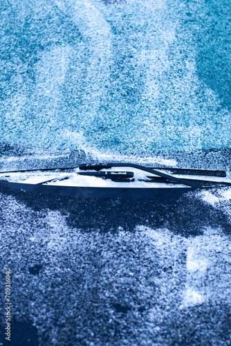 Obraz na płótnie Icy windshield, wipers and hood. Winter car difficulties concept. w salonie