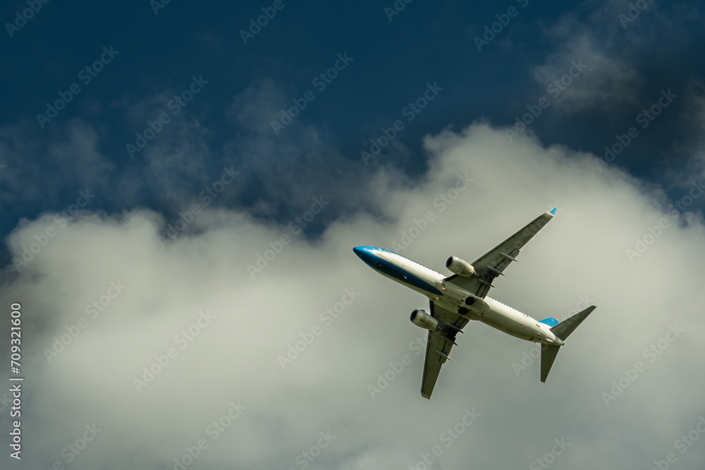 Obraz premium airplane seen from below taking off