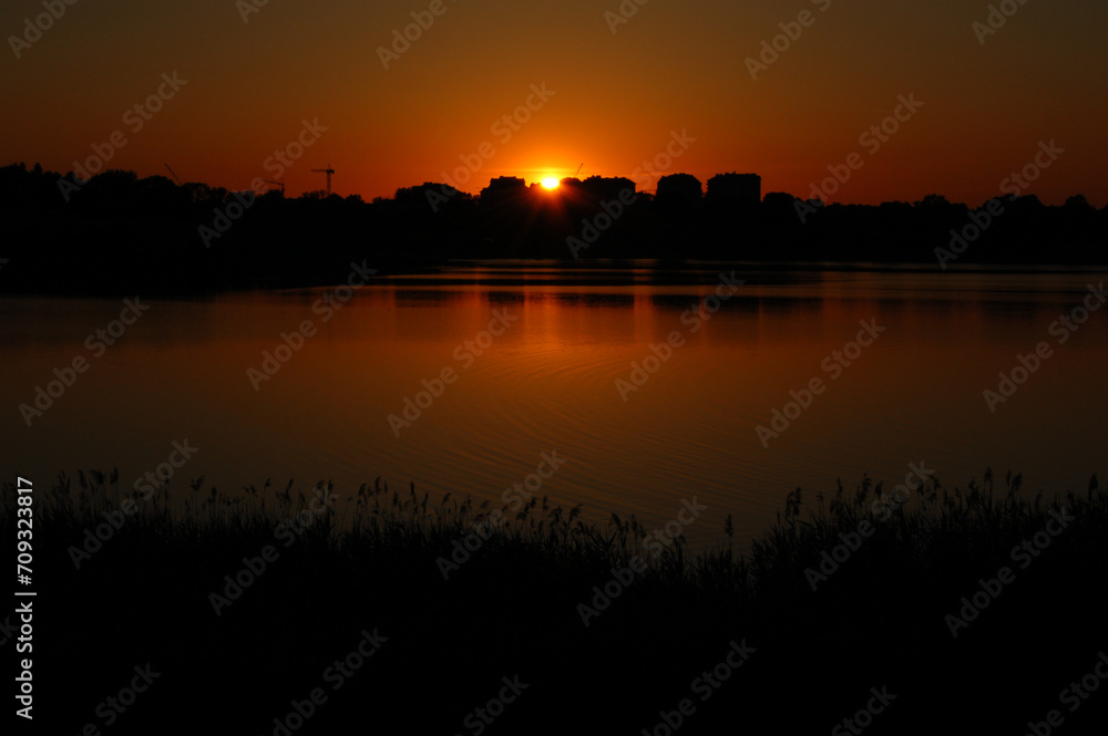 zachód słońca nad jeziorem polska