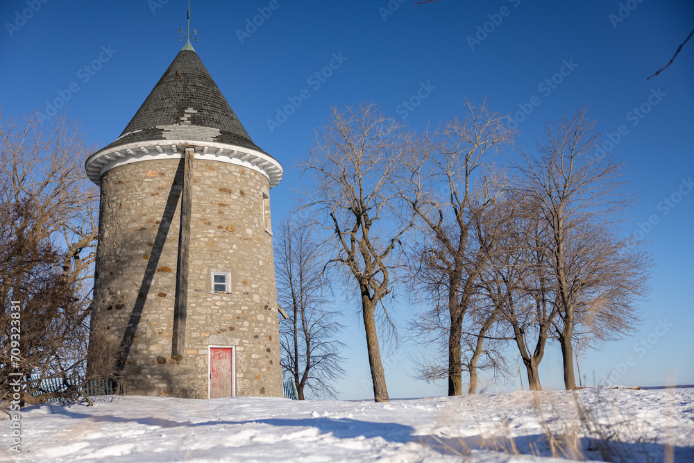 Moulin à vent abandonné, jour, hiver, plan large, horizontal StockFoto