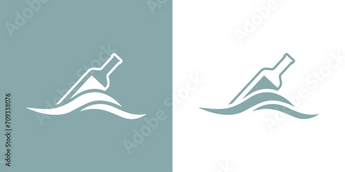 Logo Nautical. Mensaje en una botella con olas de mar