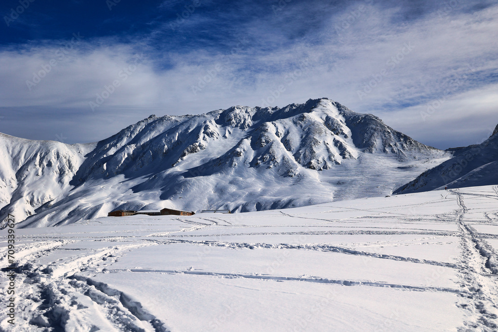 Fototapeta premium 冠雪の北アルプスの立山と室堂