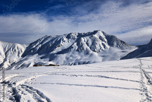 冠雪の北アルプスの立山と室堂