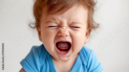 A little young man with the wedding very open, complaining.