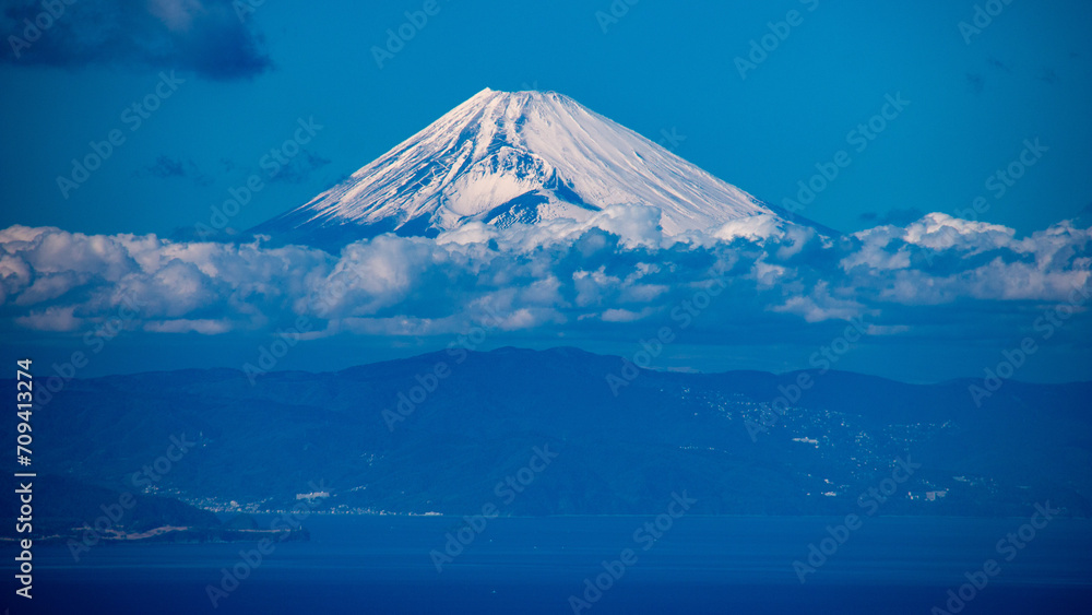 伊豆大島の冬　三原山から荒海越しの富士の絶景　
