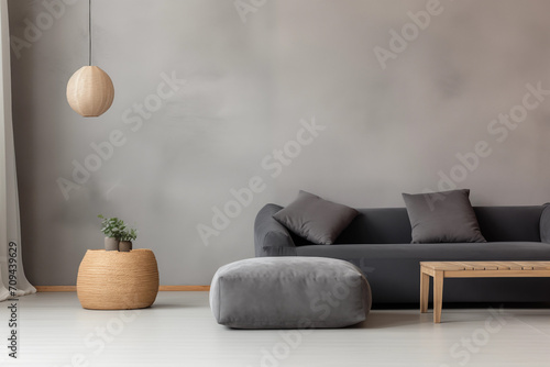 Sala de estar com um sofá cinza com puf e vaso de planta ao canto, fundo cinza claro - decoração minimalista abstrata