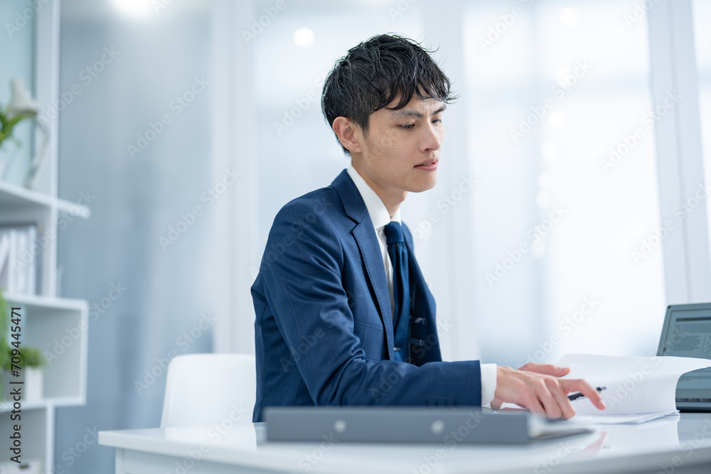 怒りを訴える男性ビジネスマン
怒りを訴える男性ビジネスマン