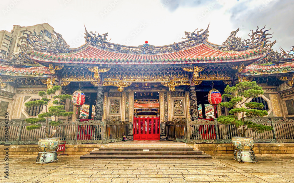 Fototapeta premium Lungshan Temple in Taipei, Taiwan