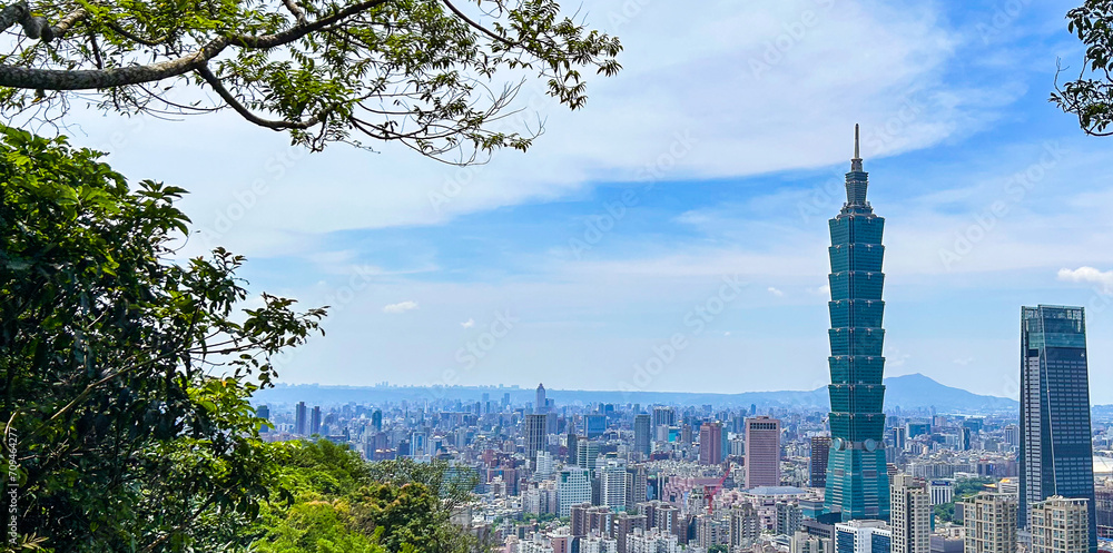 Fototapeta premium Taipei 101 and a view of Taipei, Taiwan