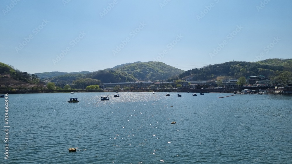 푸른하늘과 산과 호수 푸른하늘과 산과 호수