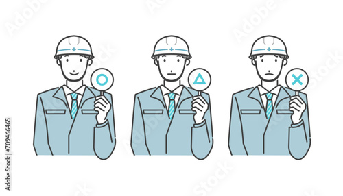 ○×プレートを持つ現場監督の男性