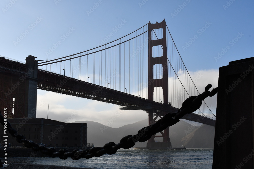 Obraz premium Golden Gate Bridge with Clear Blue Skies and Vibrant Daylight