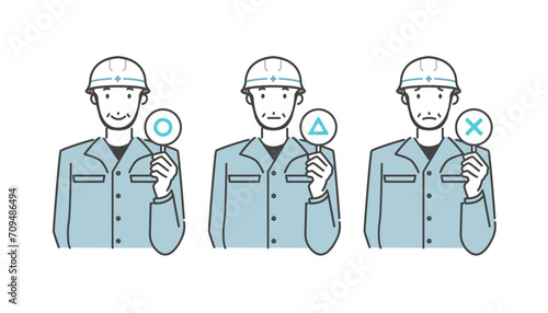 ○×プレートを持つ現場作業員の中年男性