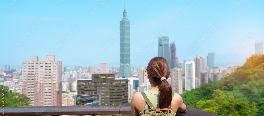 Obraz premium woman traveler visiting in Taiwan, Tourist looking Taipei City during sightseeing and hiking at Elephant Mountain or Xiangshan, landmark and popular attractions. Asia Travel, vacation and Trip concept