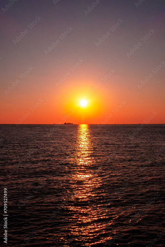 Obraz premium 海に沈む夕日