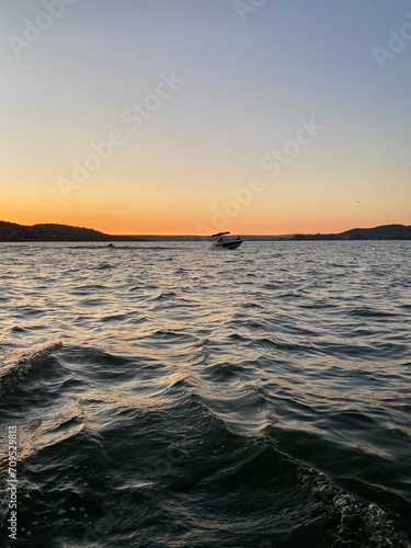 puesta de sol en el mar con barco de fondo 