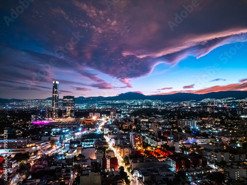 Panor  mica en atardecer sur de la Ciudad de M  xico